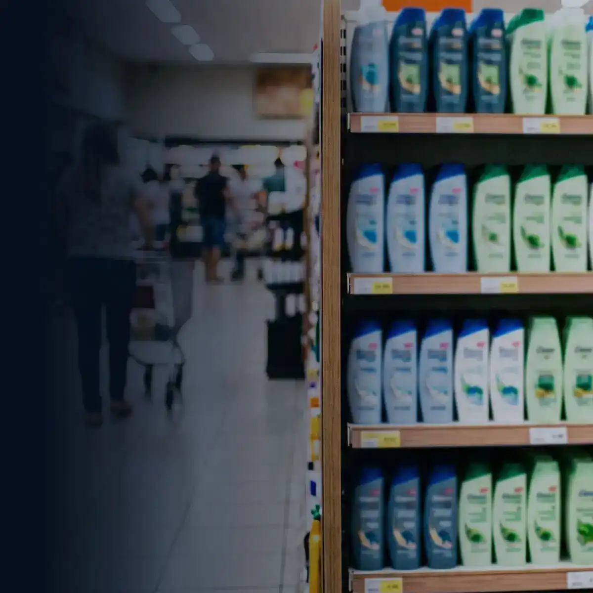 Produtos organizados em uma prateleira de varejo